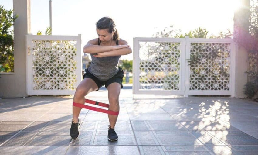 Latihan dengan alat olahraga kaki seperti resistance bands, kettlebell, dan leg press untuk meningkatkan kekuatan kaki