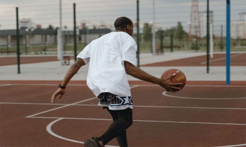 Latihan basket dengan bola untuk meningkatkan keterampilan, latihan dribbling dan shooting basket