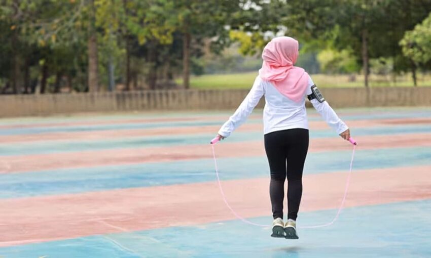 Ilustrasi penggunaan alat skipping untuk meningkatkan kesehatan jantung dan kebugaran tubuh.