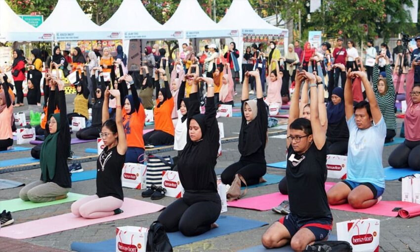 Yoga dengan alat minimal, matras yoga, dan blok yoga untuk latihan fisik dan mental