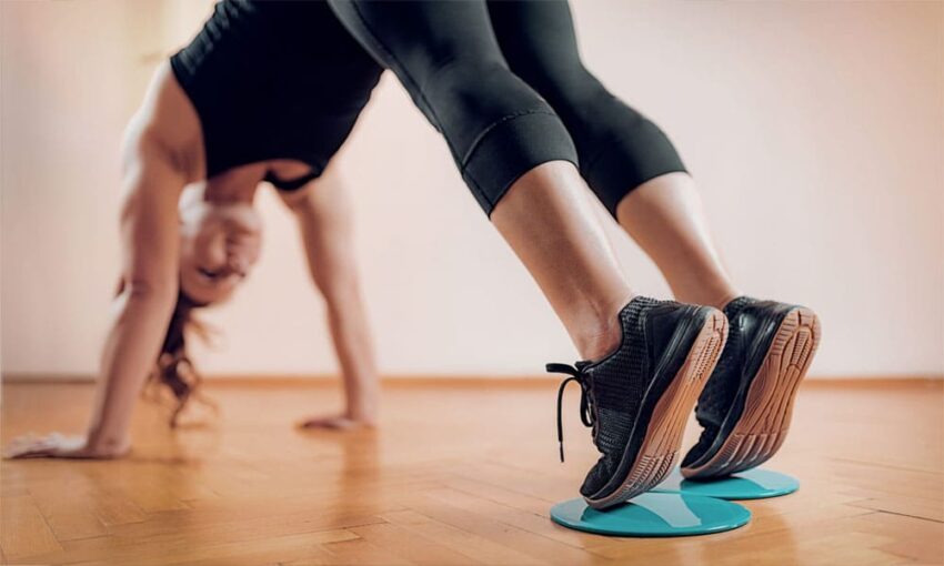 Berbagai alat fitness rumah seperti treadmill, dumbbell, dan resistance bands untuk menjaga kebugaran tubuh