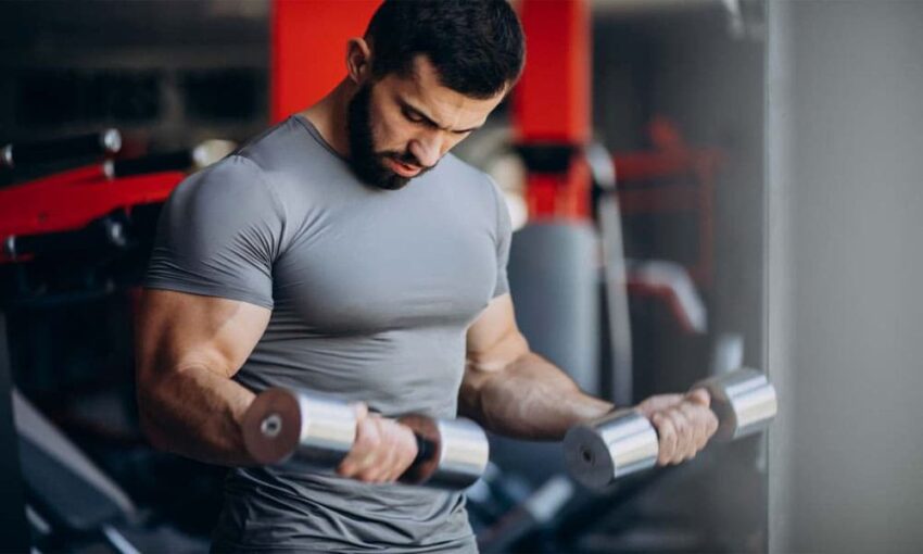 Latihan dumbbell untuk membentuk otot lengan seperti bicep curl dan tricep kickback