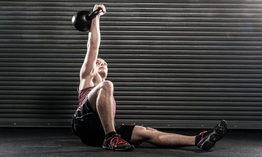 Latihan kettlebell untuk membentuk otot perut dan punggung dengan gerakan yang tepat