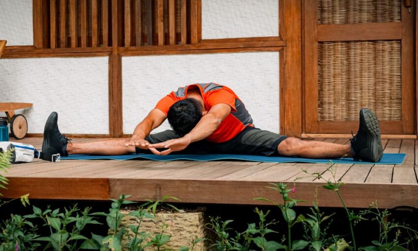 Alat olahraga sederhana untuk latihan di rumah seperti dumbbell, resistance band, dan kettlebell