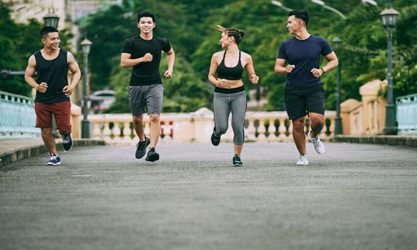 Olahraga outdoor di alam terbuka dengan alat sederhana, seperti yoga, bersepeda, dan hiking